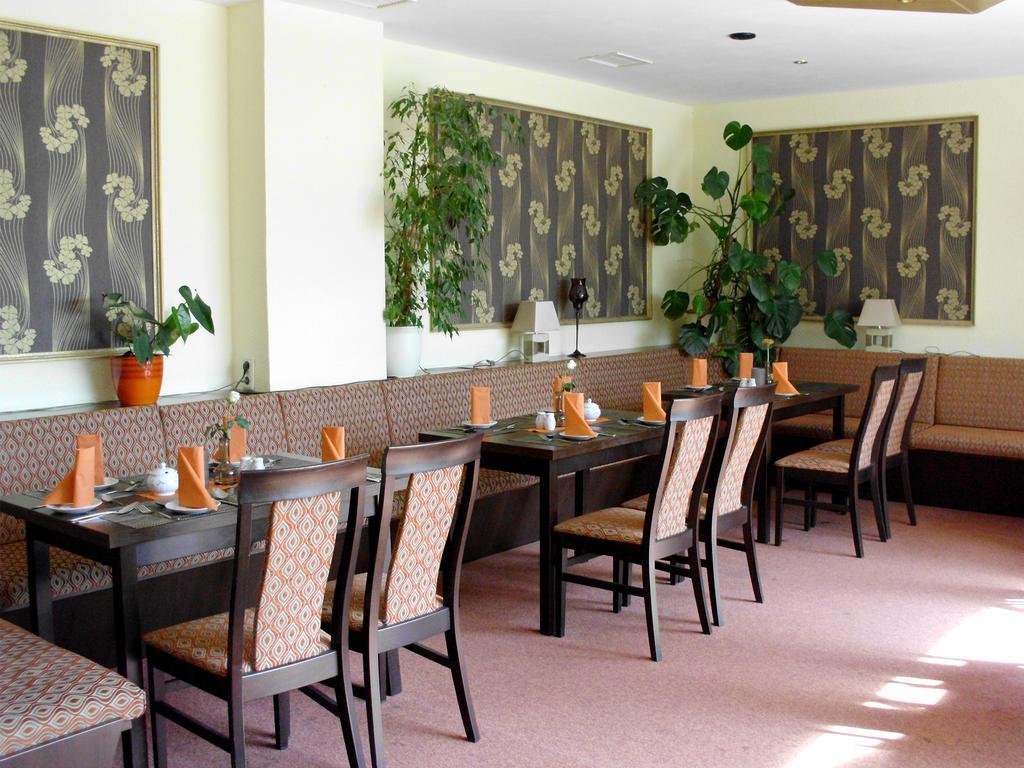 Mucha Ohg Hotel Sembziner Hof Klink Bagian luar foto