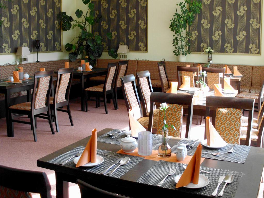 Mucha Ohg Hotel Sembziner Hof Klink Bagian luar foto