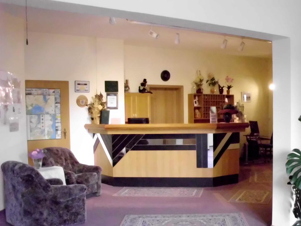 Mucha Ohg Hotel Sembziner Hof Klink Bagian luar foto