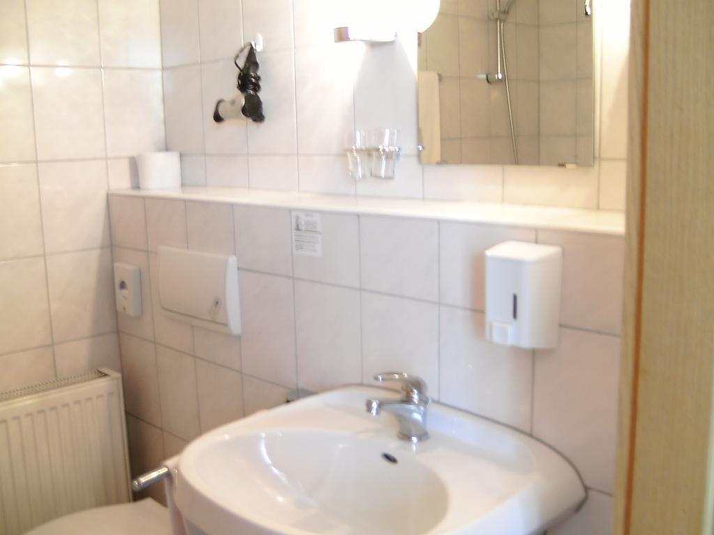 Mucha Ohg Hotel Sembziner Hof Klink Bagian luar foto
