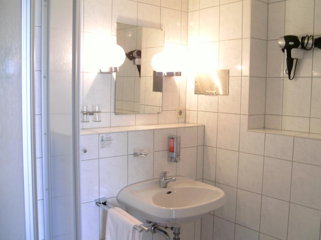 Mucha Ohg Hotel Sembziner Hof Klink Bagian luar foto