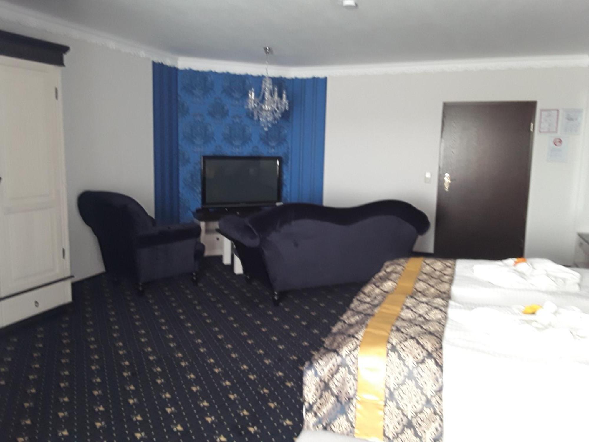 Mucha Ohg Hotel Sembziner Hof Klink Bagian luar foto